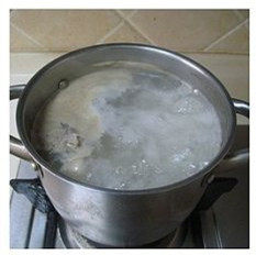 教你如何在家做一碗高颜值的［海鲜乌冬面］,先熬制牛尾汤，牛尾清洗干净，放冷水里煮开。同时旁边用砂锅再做一锅开水。