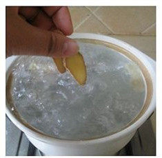 教你如何在家做一碗高颜值的［海鲜乌冬面］,放入姜片、料酒、胡椒粉去腥。