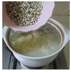 教你如何在家做一碗高颜值的［海鲜乌冬面］,放入牛尾汤里，再放入洗净的薏米。再放入盐调味。