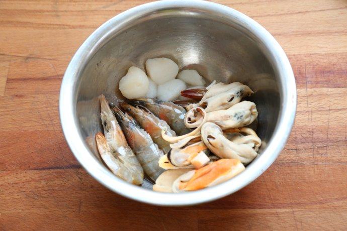 教你如何在家做一碗高颜值的［海鲜乌冬面］,你喜欢的各种海鲜洗净备用。海鲜放入适量白酒、胡椒粉、盐腌制五分钟。