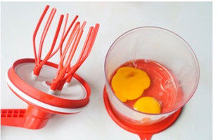 上班族下午茶必备—鸡蛋布丁,将鸡蛋完全打匀至微微起泡，加入少许<a style='color:red;display:inline-block;' href='/shicai/ 919'>柠檬汁</a>，蛋白不挂在筷子或打蛋器上则完成