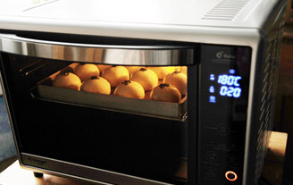 猪油版蛋黄酥,烤箱预热180℃，中层烘烤25-30分钟，中途注意观察蛋黄酥表面的颜色，颜色金黄或棕黄时要在表面加盖锡纸。
