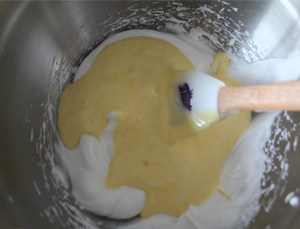 小男孩最爱的小汽车蛋糕 ,把混合好的蛋黄糊放入剩下的蛋白中: