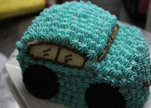 小男孩最爱的小汽车蛋糕 ,少许淡奶油放黑色色素描出窗户，奥利奥饼干做轮子。