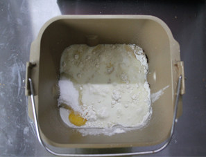 香气迷人的肉桂卷,把除去黄油之外的材料全部放入面包机，水可以留出10克，因为面粉的干燥度不同吸水度也不同，酌量添加