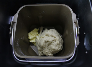 香气迷人的肉桂卷,启动揉面程序15分钟之后，放入软化的黄油