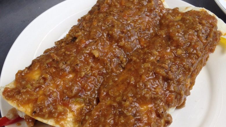 Enchiladas,在卷饼表面均匀的倒上罗马肉酱