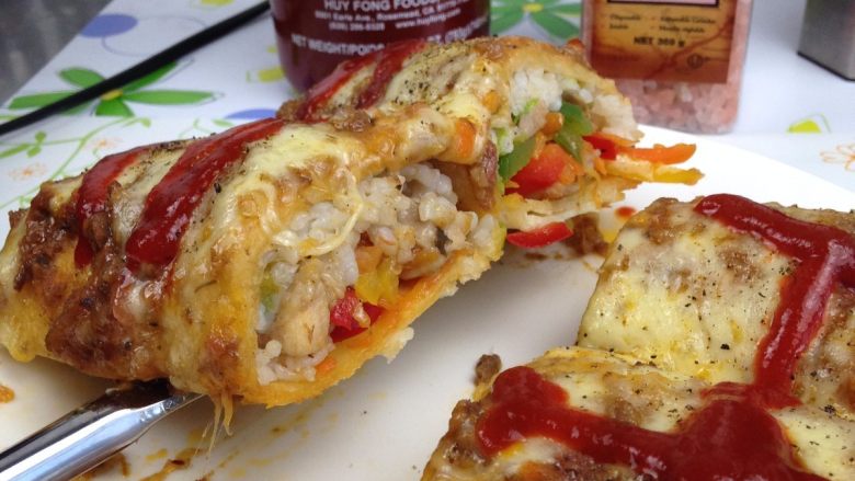 Enchiladas,加入一些番茄沙司调味后切开即可享用美味