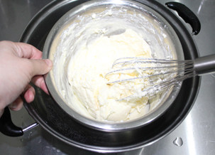 1:1比例做简单又浓郁的——冻芝士蛋糕 ,奶油奶酪隔热水软化，搅拌无颗粒状态。