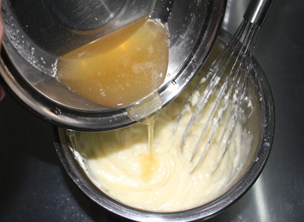 1:1比例做简单又浓郁的——冻芝士蛋糕 ,融化的吉利丁片放入奶油奶酪里。