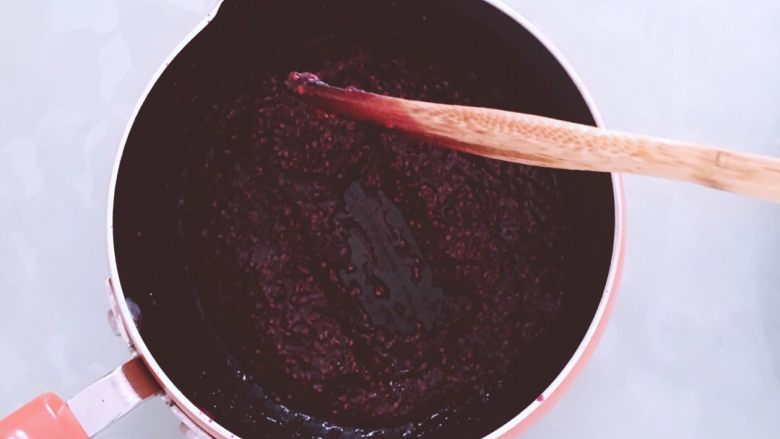 树莓果酱,倒入奶锅先中火加热当听见嘶嘶的声音转到小火，用铲子捣烂翻拌，直到铲子划过锅底不会马上被酱盖上即可。