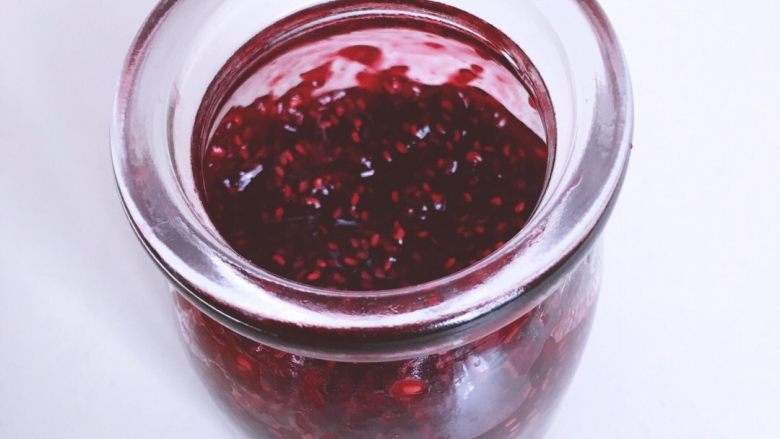 树莓果酱,趁热倒入果酱瓶密封放冷藏保存。