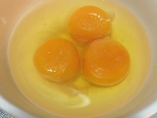 「吃货久久」吃过瘾的滑蛋牛肉,之前的蛋黄再加两个鸡蛋 少许盐 一起打匀