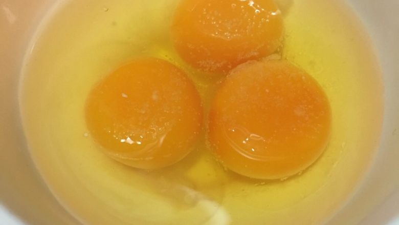 「吃货久久」吃过瘾的滑蛋牛肉,之前的蛋黄再加两个鸡蛋 少许盐 一起打匀