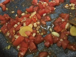 「吃货久久」吃过瘾的滑蛋牛肉,锅内加入生姜 蒜末 和切散的番茄 一起炒香