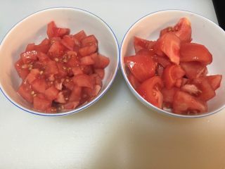 「吃货久久」吃过瘾的滑蛋牛肉,两个番茄去皮 一个切小丁 越小越好 作为番茄酱用 一个小块 