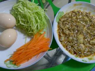 台湾蚵仔煎,备料:生蚝仔，红萝卜（切丝），椰菜（切丝），鸡蛋