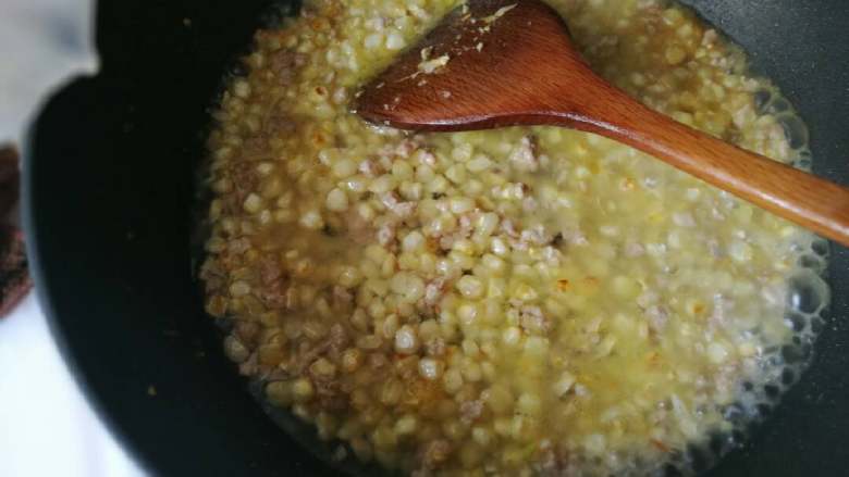 家常炒糯玉米,一次性加入300ml水焖煮，不用盖，中途要翻炒受热均匀