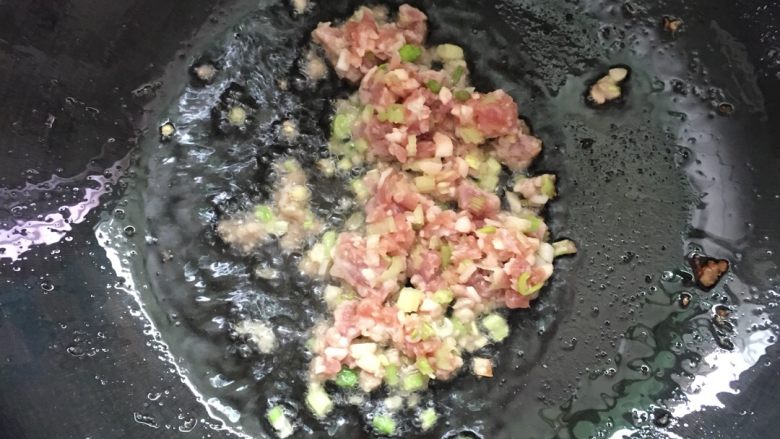 #青椒酿肉#,锅内留少许底油，将剩余的肉馅倒入锅中煸炒出香味。