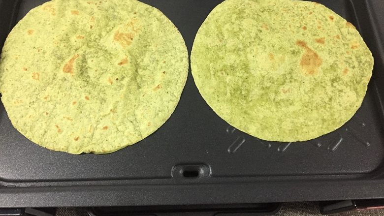 DIY香喷喷墨西哥鸡肉卷,烤饼：放入蔬菜饼，两面慢烤，待中间出现鼓包即可