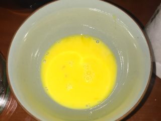 蜂蜜小麻花,#将一个鸡蛋，取一部分蛋清，将剩余的蛋液打散#