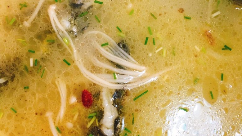 黄骨鱼菌汤,金针菇煮好了就起锅吧。
鱼汤直接倒入汤碗内，碗底的调料都会翻上来，就像加了特效一样！~DuangDuangDuang✨