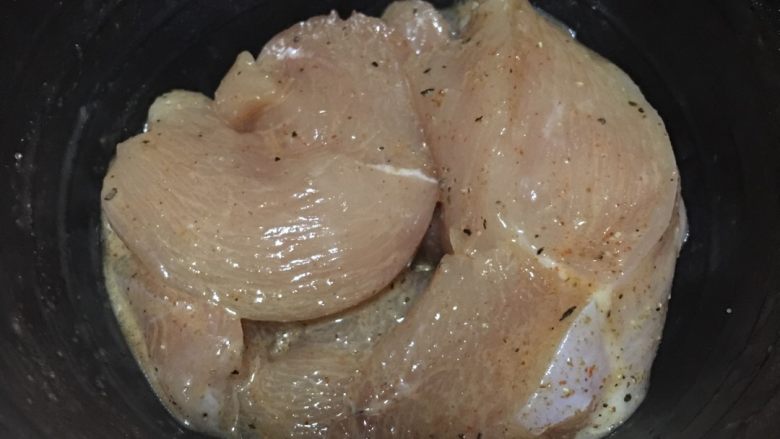 「吃货久久」香煎孜然鸡胸肉,拌匀 腌制30分钟左右 可以更久点