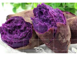 紫薯香蕉土司卷（儿童营养早餐）,把紫薯去皮蒸熟，切片后放到碗里压成泥！