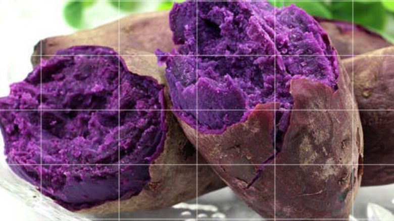 紫薯香蕉土司卷（儿童营养早餐）,把<a style='color:red;display:inline-block;' href='/shicai/ 2643'>紫薯</a>去皮蒸熟，切片后放到碗里压成泥！