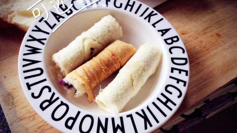 紫薯香蕉土司卷（儿童营养早餐）,把吐司边去掉、把紫薯涂满整个吐司、然后把香蕉卷在中间即可、注意不要卷太大、不要漏出来！