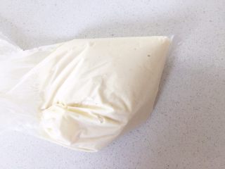 西红柿蘑菇疙瘩汤—酸甜开胃,把准备好的面糊，倒入保鲜袋中，放在一边备用。