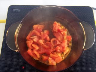 西红柿蘑菇疙瘩汤—酸甜开胃,锅底刷一层底油，倒入西红柿块，翻炒半分钟，西红柿会慢慢出汁。
