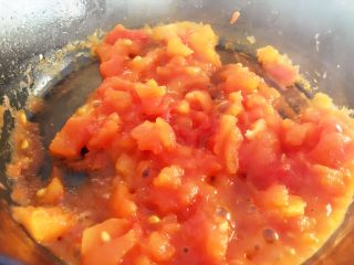 西红柿蘑菇疙瘩汤—酸甜开胃,转中小火，用铲子或筷子尽量把西红柿压成泥，中间大概需要2-3分钟，直至西红柿的块儿状逐渐减少。
