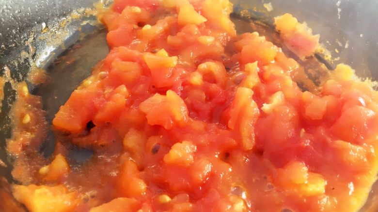 西红柿蘑菇疙瘩汤—酸甜开胃,转中小火，用铲子或筷子尽量把西红柿压成泥，中间大概需要2-3分钟，直至西红柿的块儿状逐渐减少。
