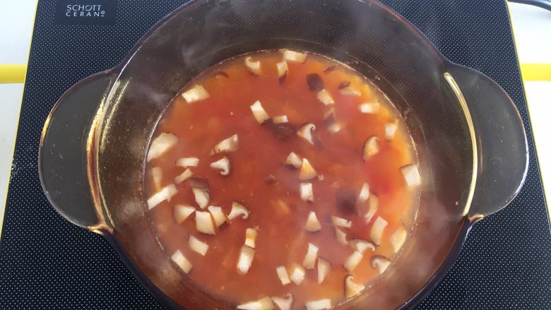 西红柿蘑菇疙瘩汤—酸甜开胃,加水，大火烧开。