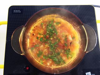 西红柿蘑菇疙瘩汤—酸甜开胃,再开锅后转成中小火，1-2分钟面疙瘩煮熟后转小火，用筷子轻轻搅拌，加入已切碎的小青菜。