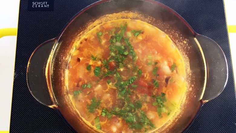 西红柿蘑菇疙瘩汤—酸甜开胃,再开锅后转成中小火，1-2分钟面疙瘩煮熟后转小火，用筷子轻轻搅拌，加入已切碎的小青菜。
