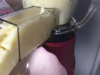 九彩沙拉拉拉拉💐,土豆蒸熟后用榨汁机打碎