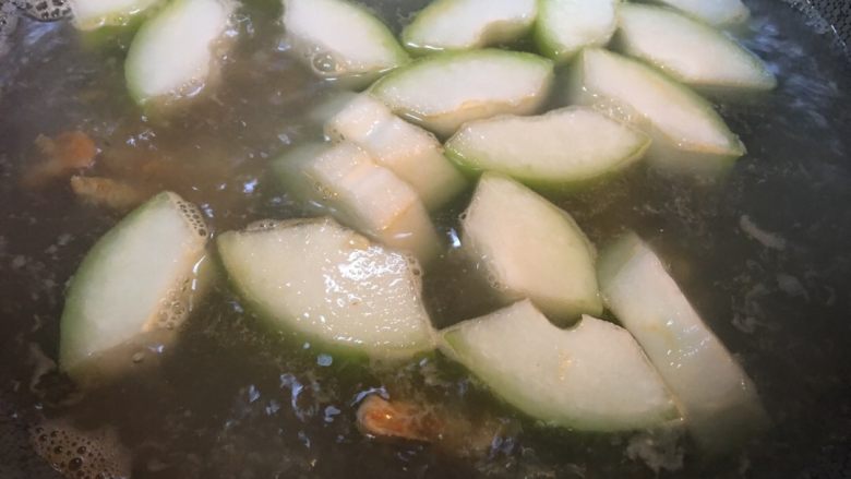 「吃货久久」鲜甜少油的海鲜冬瓜汤,沸腾后加入冬瓜 上盖继续煮
