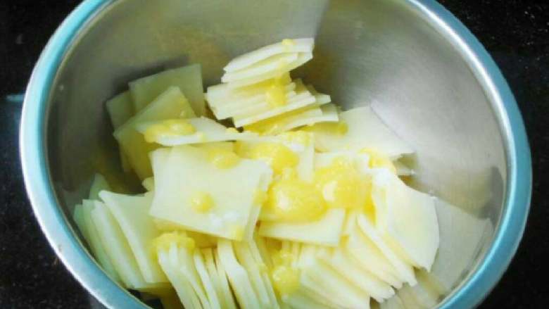 土豆多米诺,把土豆片的淀粉洗去，擦干或晾干，加黄油，盐，搅拌均匀
