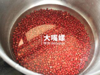 Q萌红糖冰皮月丨大嘴螺,泡过后的红豆洗净放入高压锅中，高压锅中的水以盖过红豆的1-2厘米为准