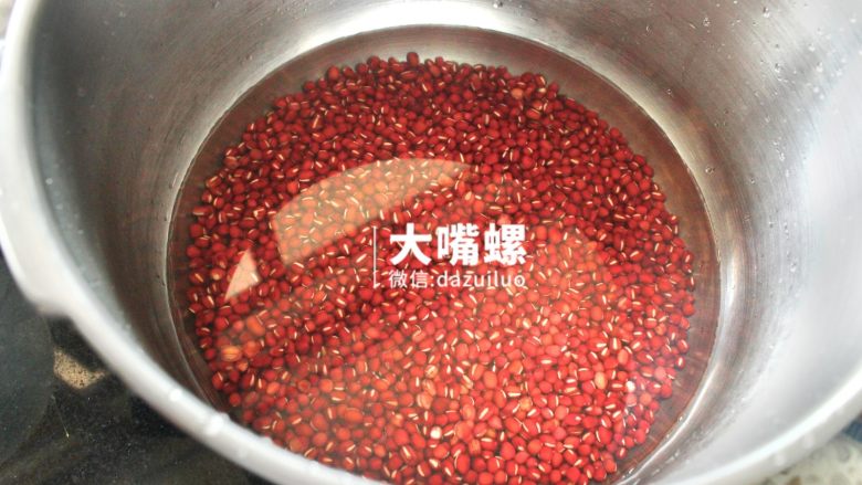 Q萌红糖冰皮月丨大嘴螺,泡过后的红豆洗净放入高压锅中，高压锅中的水以盖过红豆的1-2厘米为准
