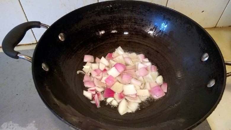 番茄鱼片汤,锅里放油适量，油八成热下洋葱翻炒