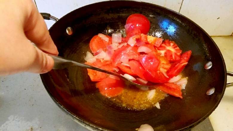 番茄鱼片汤,加入番茄翻炒
