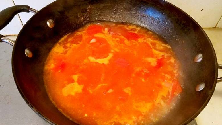 番茄鱼片汤,加入适量水烧沸