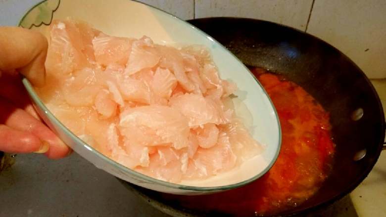 番茄鱼片汤,加入龙利鱼片翻一下。