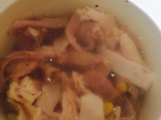 胡椒猪肚汤
,好了，把猪肚，胡椒，姜片，放入沙锅里，加入适量的水（先不用放盐，等煮熟了再放）