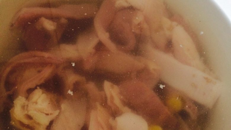 胡椒猪肚汤
,好了，把猪肚，胡椒，姜片，放入沙锅里，加入适量的水（先不用放盐，等煮熟了再放）