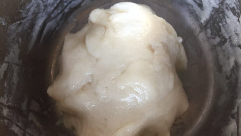 冰皮月饼 简单的制作方法,放入塑料袋把粉团揉揉，放冰箱冷藏30分钟