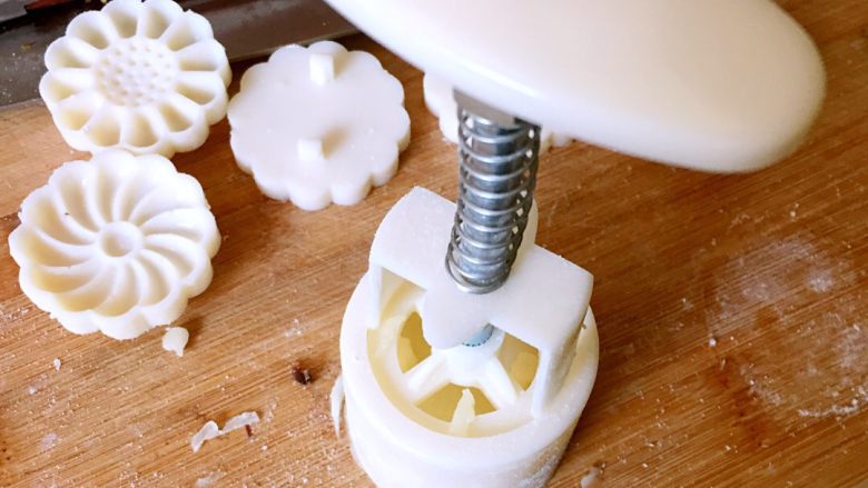 冰皮月饼 简单的制作方法,放入50克模具按压